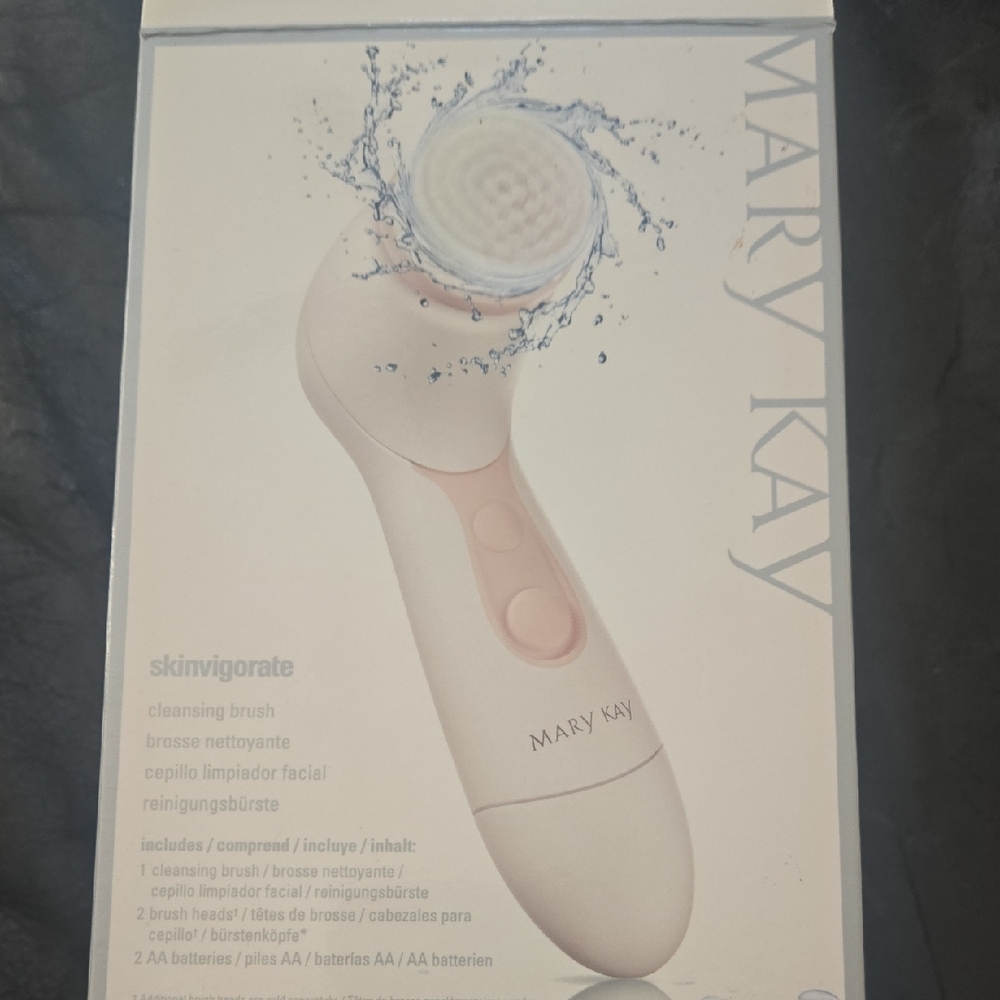 Mary Kay Skinvigorate Cleansing Brush in Pale Pink and White